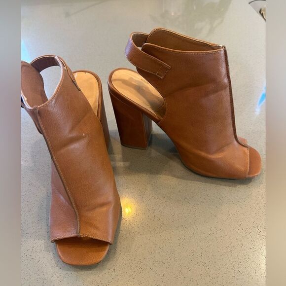 Wild Diva Brown Color Peep Toe Ankle Heel Bootie w/ adjustable strap Size 9 - Picture 3 of 10